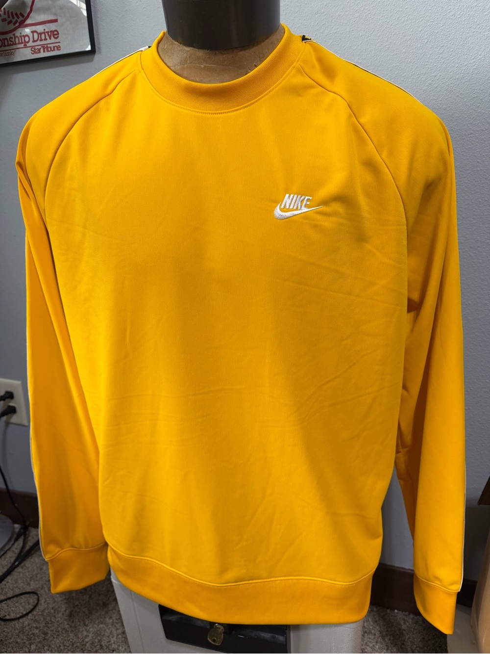Nike Just Do It Men's XL Yellow Crewneck Sweater